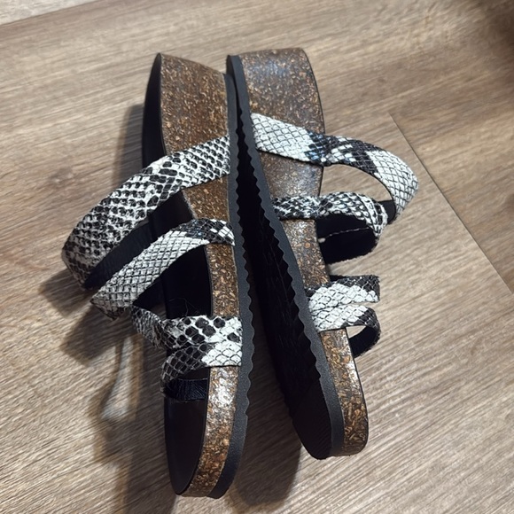 Italian Shoemakers Sandals - Picture 5 of 6